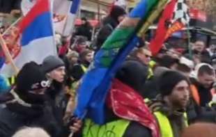 Veliki broj građana u Mladenovcu dočekao studente koji pešače ka Kragujevcu