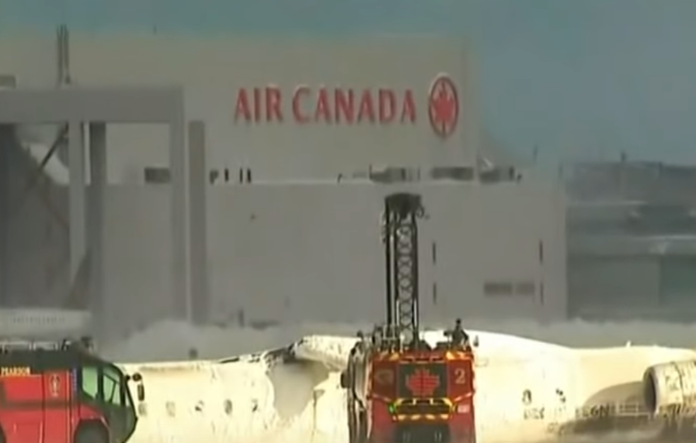 Novi snimak avionske nesreće u Torontu: Požar buknuo pri udaru u tlo, svedoci šokirani
