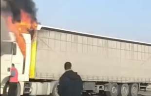 Kamion zahvatio plamen na auto-putu kod Ćuprije: Dim i <span style='color:red;'><b>vatra</b></span>  kuljaju iz kabine (VIDEO)