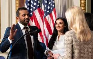 Kaš Patel novi direktor <span style='color:red;'><b>FBI</b></span>-a: Republikanci ga hvale, demokrate osporavaju