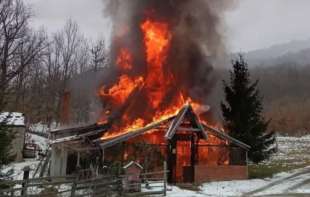 Na Radan planini <span style='color:red;'><b>vatra</b></span> progutala celu KUĆU (FOTO)