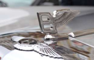 Ovako su nastali čuveni logotipi luksuznih automobila! Evo šta se krije iza medaljona <span style='color:red;'><b>BMW</b></span>: Nastanak jednog loga će vas potpuno šokirati