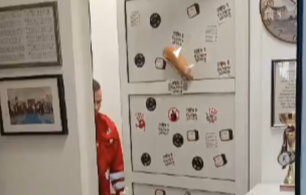 Đaći izviždali novu direktorku Pete gimnazije, pa joj nalepili sendvič na vrata (VIDEO)