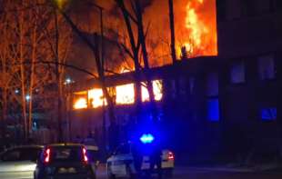 Požar u Novom Sadu, gori hala kod <span style='color:red;'><b>Metro</b></span>a: Vatrogasci na terenu (VIDEO)
