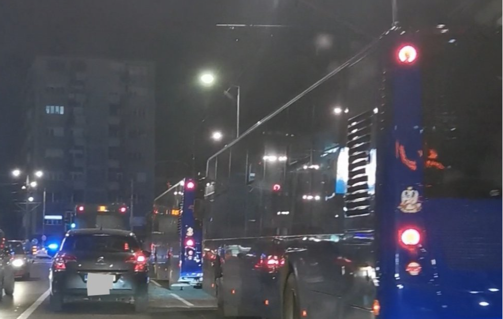 Zatvoreno Banovo brdo! Kolaps u saobraćaju - KOLONE AUTOBUSA STOJE (VIDEO)