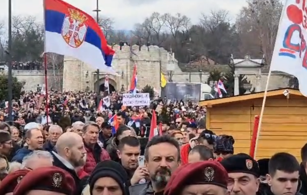 Desetine hiljada ljudi na protestu u Nišu, ogromna <span style='color:red;'><b>gužva</b></span> na Tvrđavi