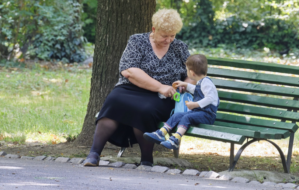 Koju baku deca više vole – s majčine ili s očeve strane?