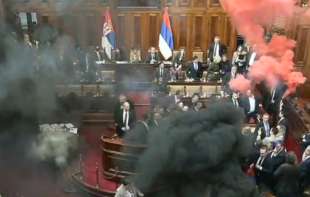 Dimne <span style='color:red;'><b>bombe</b></span> i haos u Skupštini Srbije! Sukob poslanika vlasti i opozicije, razvijen transparent „Srbija ustaje da režim padne“(VIDEO)