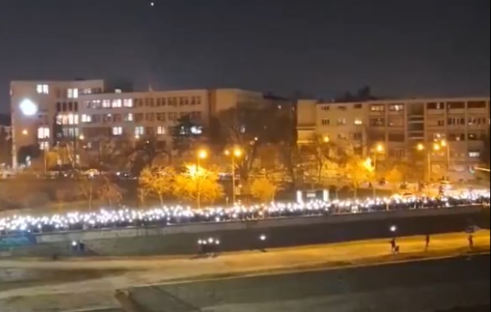 Protesti ne jenjavaju širom Srbije: Novosađani blicevima osvetleli obe strane Dunava, gimnazijalci iz Zrenjanina peške u Bečej