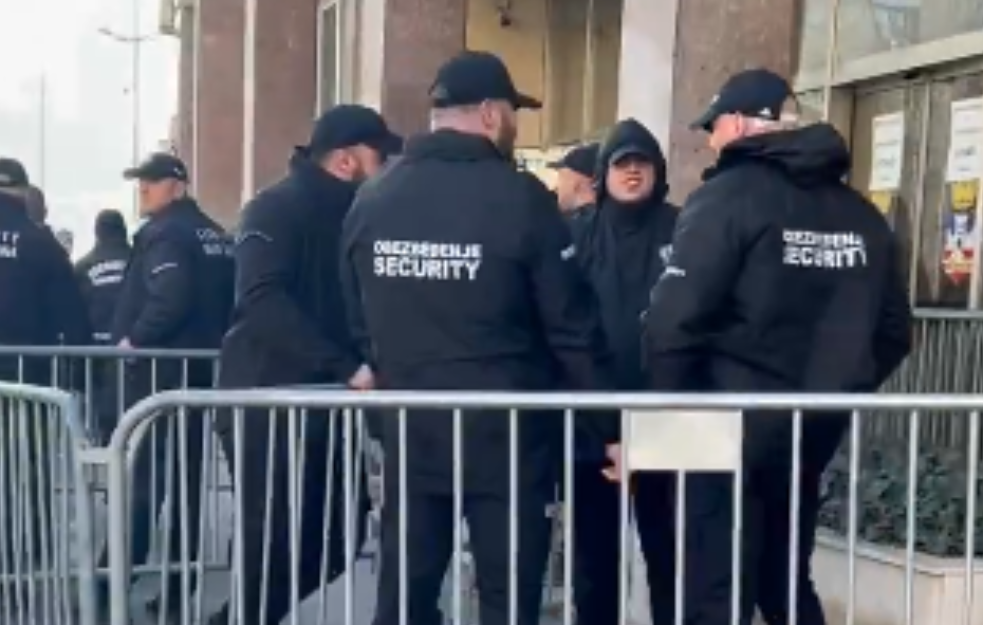 Metalne ograde i obezbeđenje ispred Skupštine Beograda (VIDEO)