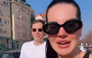 Bogdan i Jovana u prvoj šetnji sa sinom Jakovom, blistaju od sreće