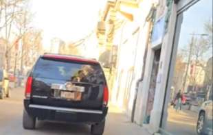 Snimak sa Terazija razbesneo Beograđane: Parkirao se nasred trotoara, a onda dao pun gas u pravcu pešaka (VIDEO)