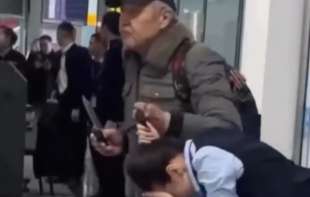 HOROR NA AERODROMU: Ženu čupa za kosu i drži joj nož pored glave! (VIDEO)