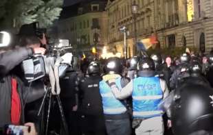 Nemiri u Bukureštu: Pristalice Kalina Đorđeskua sukobile se s policijom nakon odbijene <span style='color:red;'><b>kandidat</b></span>ure