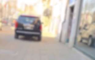 SAMO BAHATO I PO GASU: Parkirao džipa na trotoar, pa se bunio kad je trebao da ga skloni 