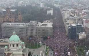 Zbog velike gužve, redari protesta usmeravaju građane ka Slaviji
