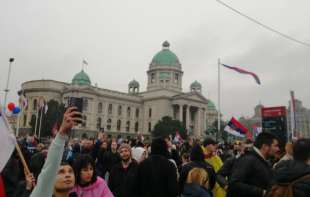 Da li je ovo oružje upotrebljeno protiv okupljenih ljudi na velikom protestu u Beogradu (VIDEO)