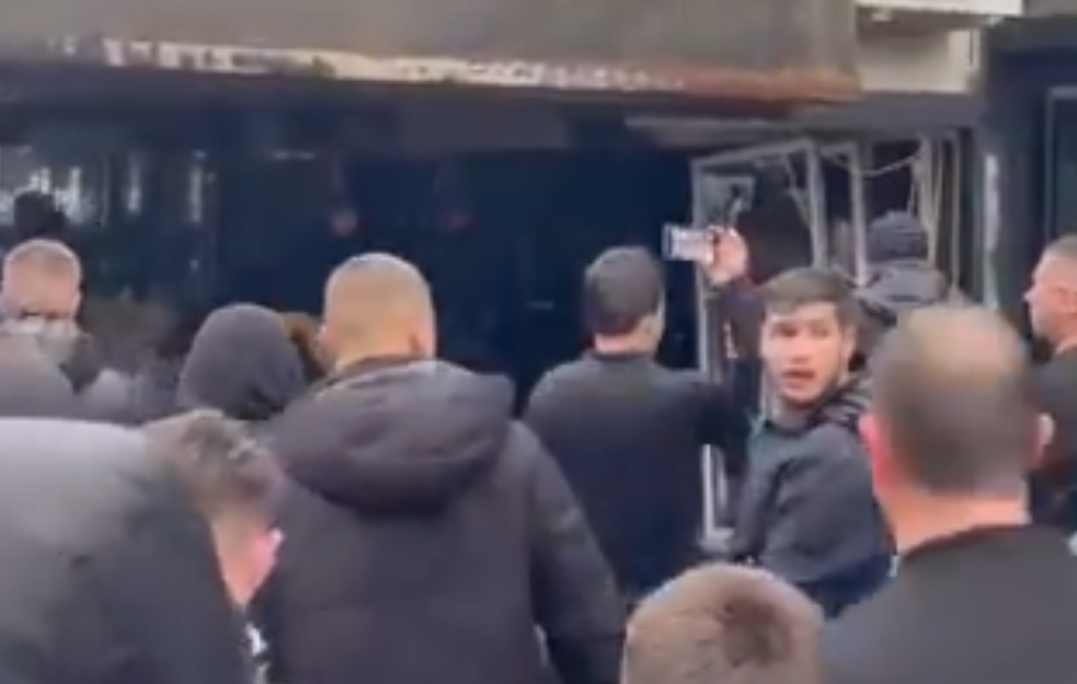 Besni građani demolirali kafić vlasnika diskoteke, pa se okupili ispred njegove kuće - pokušavaju da probiju kordon policije 