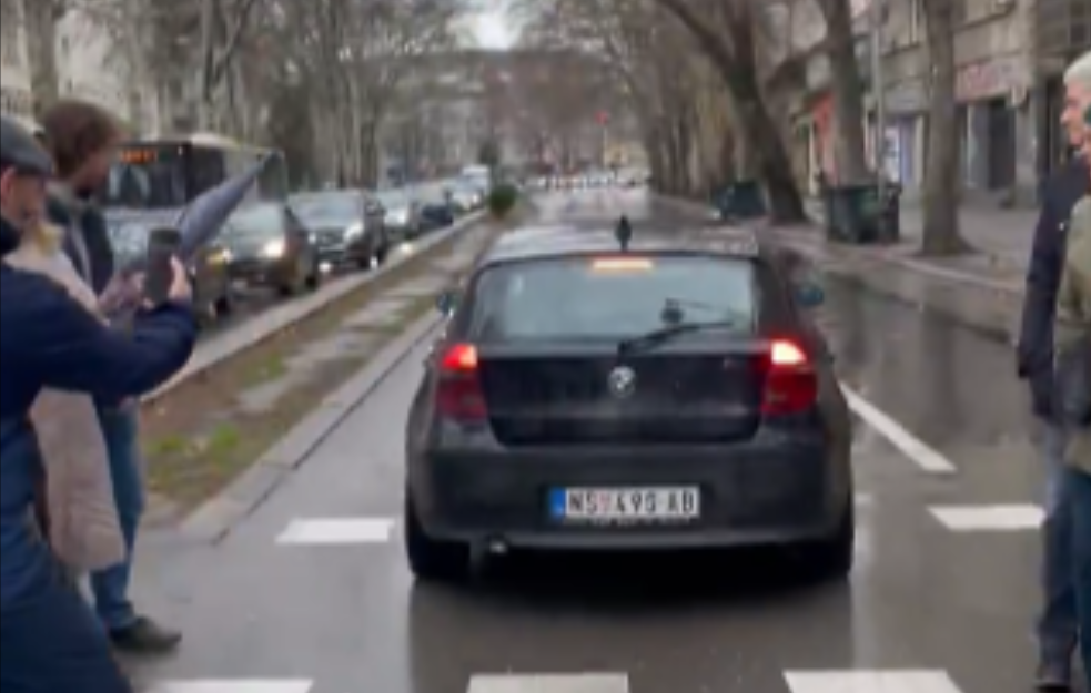 Vozač BMW-a se zaleteo kolima na đake i nastavnike ispred Elektrotehničke škole u Novom Sadu