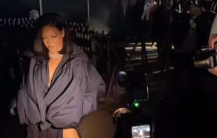  Rijana ponovo frapira svojim smelim i provokativnim izdanjem (VIDEO)