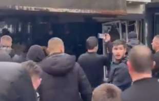 Besni građani demolirali kafić vlasnika <span style='color:red;'><b>diskoteke</b></span>, pa se okupili ispred njegove kuće - pokušavaju da probiju kordon policije 