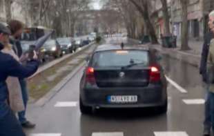 Vozač <span style='color:red;'><b>BMW</b></span>-a se zaleteo kolima na đake i nastavnike ispred Elektrotehničke škole u Novom Sadu