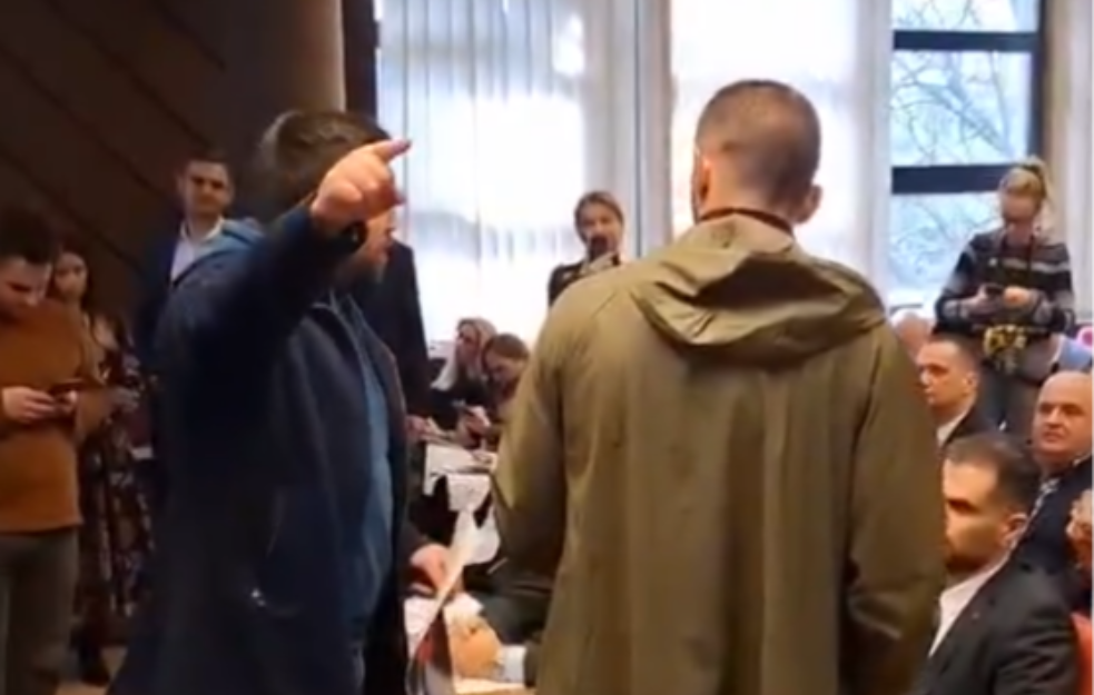 Haos u Skupštini Novog Sada: Glasanje po tačkama dnevnog reda uz buku i proteste opoizicionih poslanika (VIDEO)