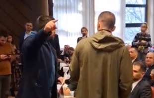 Haos u Skupštini Novog Sada: <span style='color:red;'><b>Glasanje</b></span> po tačkama dnevnog reda uz buku i proteste opoizicionih poslanika (VIDEO)