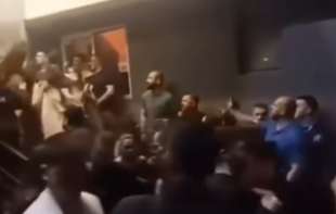 Snimak iz diskoteke u Kočanima: Stotine ljudi bežalo ka jednom jedinom <span style='color:red;'><b>izlaz</b></span>u! (VIDEO)