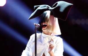 Sia se <span style='color:red;'><b>razvod</b></span>i