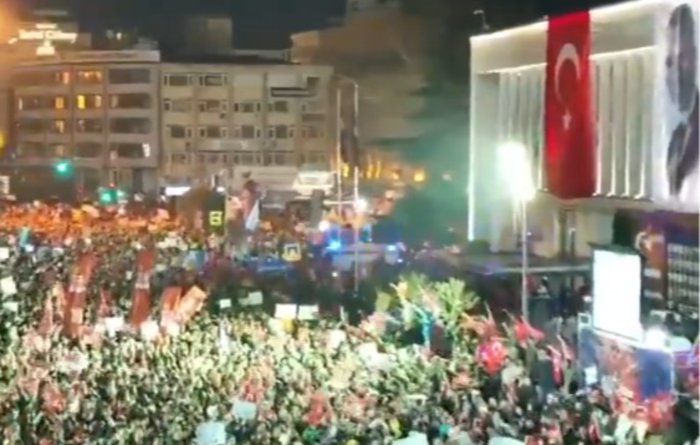 Masovni protesti potresaju Tursku: Stotine hiljada na ulicama, Istanbul se digao protiv Erdogana! (VIDEO)