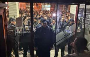Demonstranti upali u opštinsku zgradu u Čačku