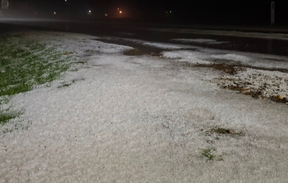 Jako nevreme pogodilo Srpsku: Velike količine leda zatrpale Novi Grad (FOTO)