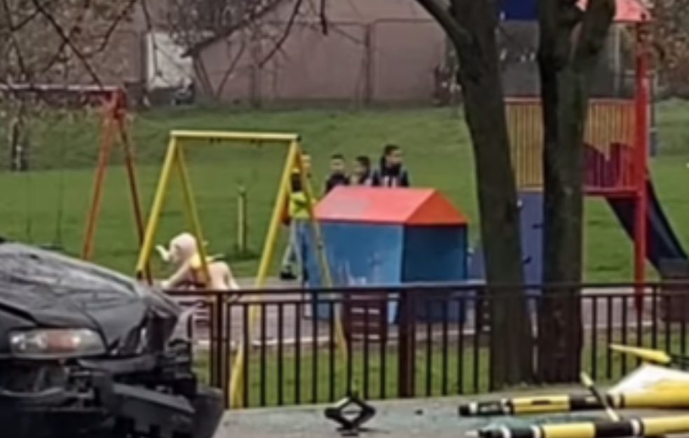Jeziva nesreća kod Kragujevca: Autom probio ogradu škole i završio na krovu (VIDEO)