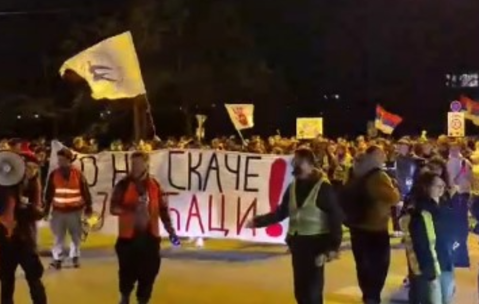 Protest u Novom Sadu zbog prebijanja studenata: Kolona građana na ulicama, prostorije SNS gađane jajima (VIDEO)