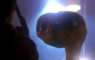 E. T. <span style='color:red;'><b>vanzemaljac</b></span> iz kultnog filma se prodaje: Cena 
