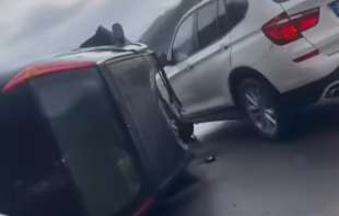 Saobraćajna nesreća na Ibarskoj: Prednji deo automobila smrskan (VIDEO)