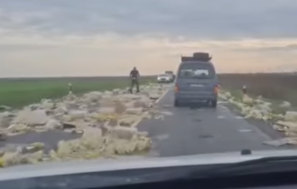 Saobraćajni incident kod Idvora: Ispao teret sa flašama ulja iz kamiona (VIDEO)