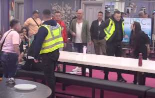 Stefani nasrnula na Matoru, reagovalo i <span style='color:red;'><b>obezbeđenje</b></span>, lomile sve pred sobom (VIDEO)
