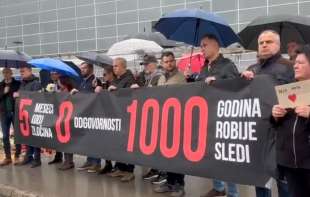 Pet meseci od tragedije: Protest, <span style='color:red;'><b>cveće</b></span> i sveće ispred Železničke stanice u Novom Sadu (VIDEO)