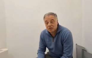 Profesor Alek Kavčić sramno maltretiran na aerodromu: Strpali ga u pritvor, posle više sati <span style='color:red;'><b>pušten</b></span> da uđe u zemlju (VIDEO)