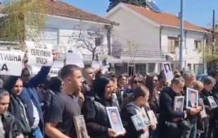 Marš za anđele“: Veliki broj građana Kočana na protestu tražio odgovornost za požar u diskoteci