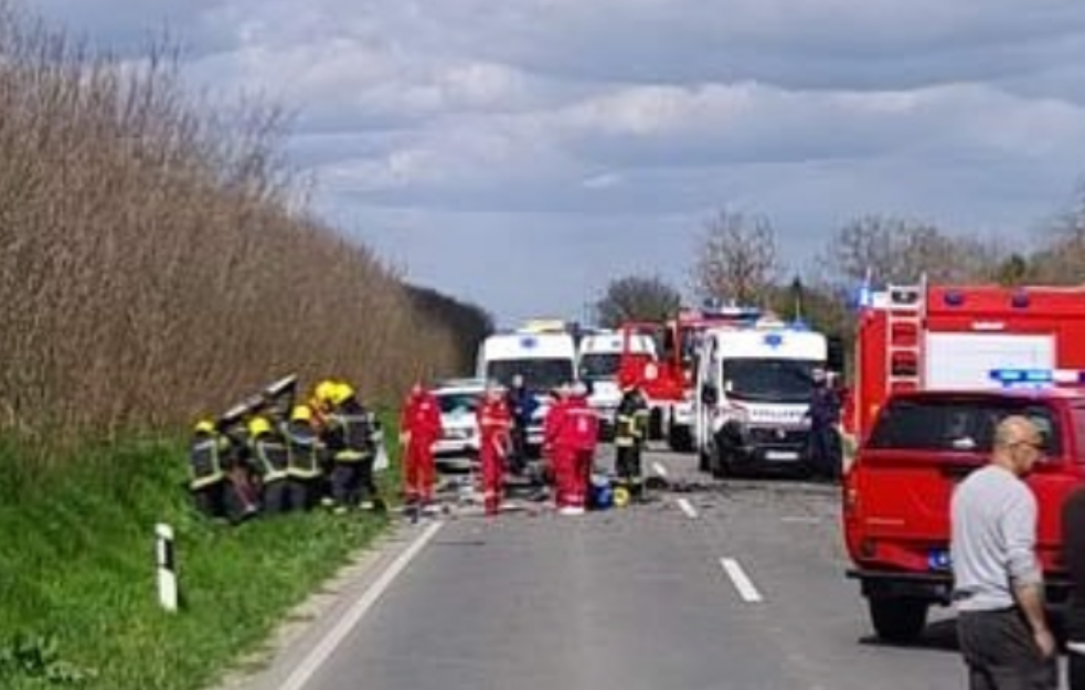 Teška saobraćajna nesreća kod <span style='color:red;'><b>Beč</b></span>eja: Sumnja se da ima stradalih, vatrogasci izvlače povređene