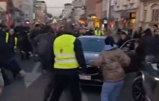 Incident na blokadi  Ruzveltovoj: Muškarac se automobilom zaleteo na ljude, povređen <span style='color:red;'><b>policajac</b></span> (VIDEO)
