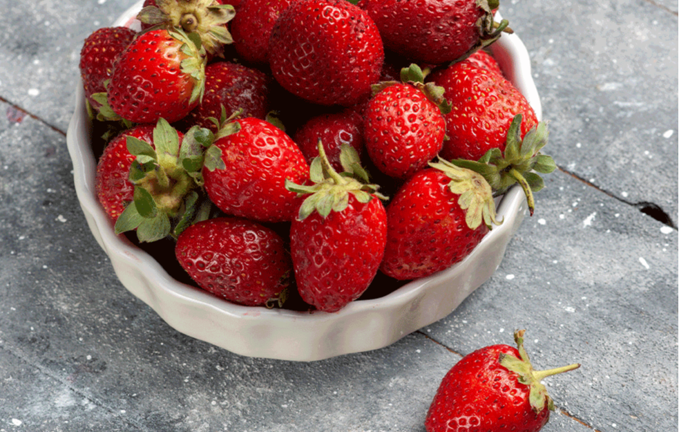 ZABLUDE O JAGODAMA: Bele tačkice na jagodama nisu seme