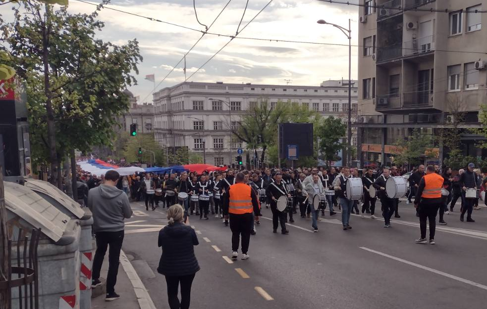 Nekoliko stotina Vučićevih pristalica u Nemanjinoj razvilo najdužu zastavu u istoriji Srbije