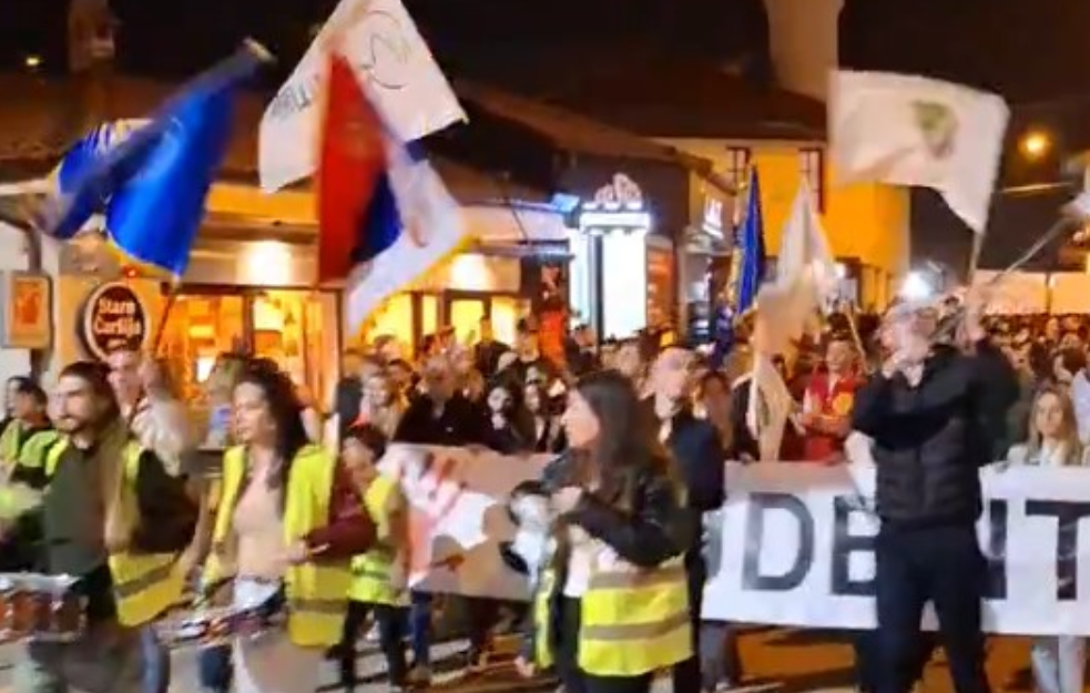 Veličanstven doček: Studenti stigli u Novi Pazar, na poklon doneli goluba mira (VIDEO)