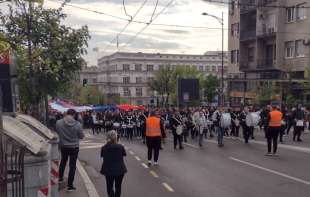 Nekoliko stotina Vučićevih pristalica u Nemanjinoj razvilo najdužu zastavu u istoriji Srbije