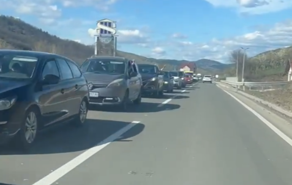 O<span style='color:red;'><b>grom</b></span>na kolona vozila na putu ka Novom Pazaru VIDEO