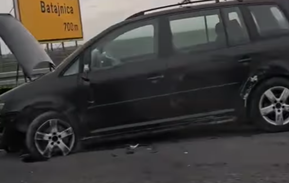 Lančani sudar kod Batajnice izazvao haos na auto-putu: Veliki zastoj, delovi vozila rasuti po kolovozu
